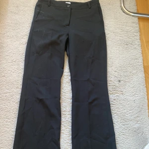 Low waist kostymbyxor - Kostymbyxor från ryvls, köpta på kodsbrandstore Lire nedtrampade vid slutändan, se bild 3 Nypris 600 kr bara att komma privat för fler frågor