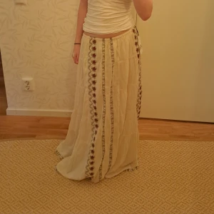 Lång kjol från Zara - Säljer den helt oanvända kjolen från zara då den är alldeles för lång för mig. Prislappen är kvar. Och eftersom man ej kan köpa den längre sätter jag ett lite högre pris. Kom privat för fler bilder :)