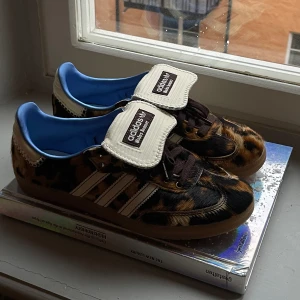 Adidas Samba x Wales bonner Leopard - Helt nya, med box.  adidas x Wales Bonner Samba sneakers Highlights dark brown/camel brown/white calf leather all-over leopard print signature 