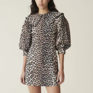 Ganni leopard klänning - Säljer nu min fina ganniklänning då den inte kommer till användning. Strl 32 passar möjligen en 34! Nypris ca 3000kr 