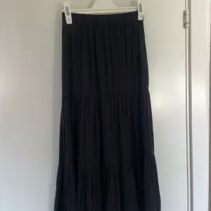 Säljer denna svarta kjolen från Gina 🖤