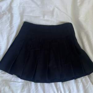 Svart veckad kjol från hm i jättefint skick!✨