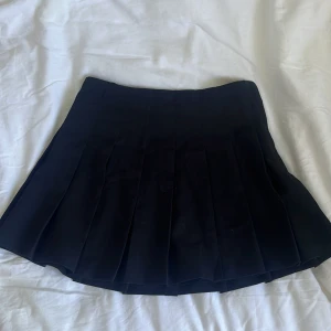 Tenniskjol  - Svart veckad kjol från hm i jättefint skick!✨