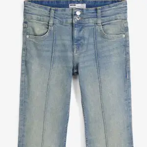 Säljer mina snygga bershka jeans, då de är lite för stora. Dem är i bra skick, inga defekter och i storlek 38. Kontakta mig vid frågor eller intresse!💕💕