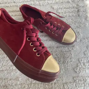 Snygga röda skor i mocka. Är i bra skick och ser ut som nya!!  Använda fåtal gånger 