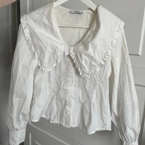 GANNI-liknande blus/skjorta - Superfin blus med stor krage som liknar den från Ganni. Tyvärr för liten för mig över bysten. Sitter väldigt smickrande då den går in i midjan.