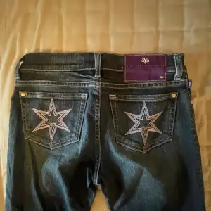 Skiiiit snygga Victoria secret jeans men lila stjärnor på bakfickorna, st 28/34 skulle säga S, pris går att diskutera 