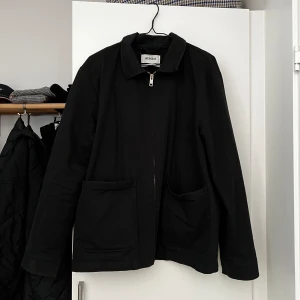 Jacka från Weekday med en Boxy fit - Jackan är boxy och oversized, i storlek L och gjord i bomull.