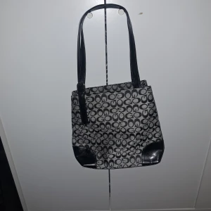 Jätte fint väska  - Säljer denna Coach/Guess liknande väska jag hittade på stadsmissionen förra året. Superfin och rymlig men kommer aldrig till användning