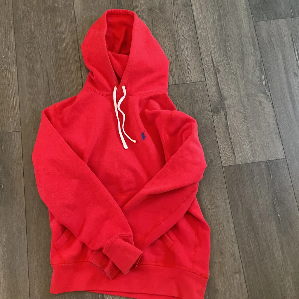 Säljer min röda Ralph lauren tröja då den inte används. Använt fåtal gånger och nypris är runt 2000. Säljer billigt och storleken är S. Pris kan diskuteras . Hoodies.