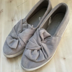 Gråa tygskor - Gråa tygskor i strl 37💕använda men fint skick