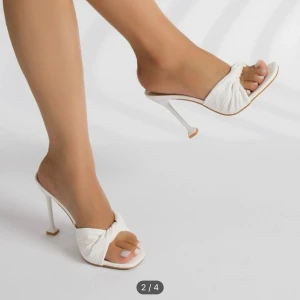 Klackskor - Helt nya klackar. Råkade beställa 2 par likadana så säljer dessa. Helt nya i sin kartong oanvända. Storlek 36,5