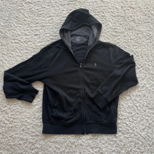 Polo Ralph lauren zip - Ralph lauren zip i fint skick (8/10) använd en del men Inge fel. Nypris runt 2,6k och mitt endast 699kr. Hör av dig vid funderingar och pris kan diskuteras vid snabb affär mvh Mh.sellout🍾