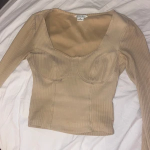 långärmad tröja - en ljus beige långärmad tröja som jag har haft på mig fåtal gånger, säljer pga att jag inte längre har på mig den men den är snygg och perfekt ändå