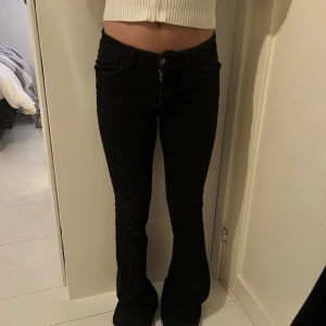 Jätte fina Lågmidjade bootcut jeans  - Jättefina Lågmidjade svarta bootcut jeans i storlek 34. 