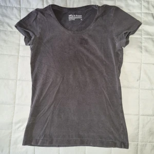 Topp - Svart T-shirt från Bread and Boxer i stl M. Den mörka fyrkanten ärlig från ett klistermärke och som säkert försvinner vid tvätt.