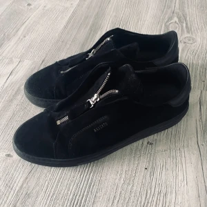 Arigato skor  - Storlek 43. Knappast använda pågrund av för små! Kom privat för mer bilder eller frågor😃👍