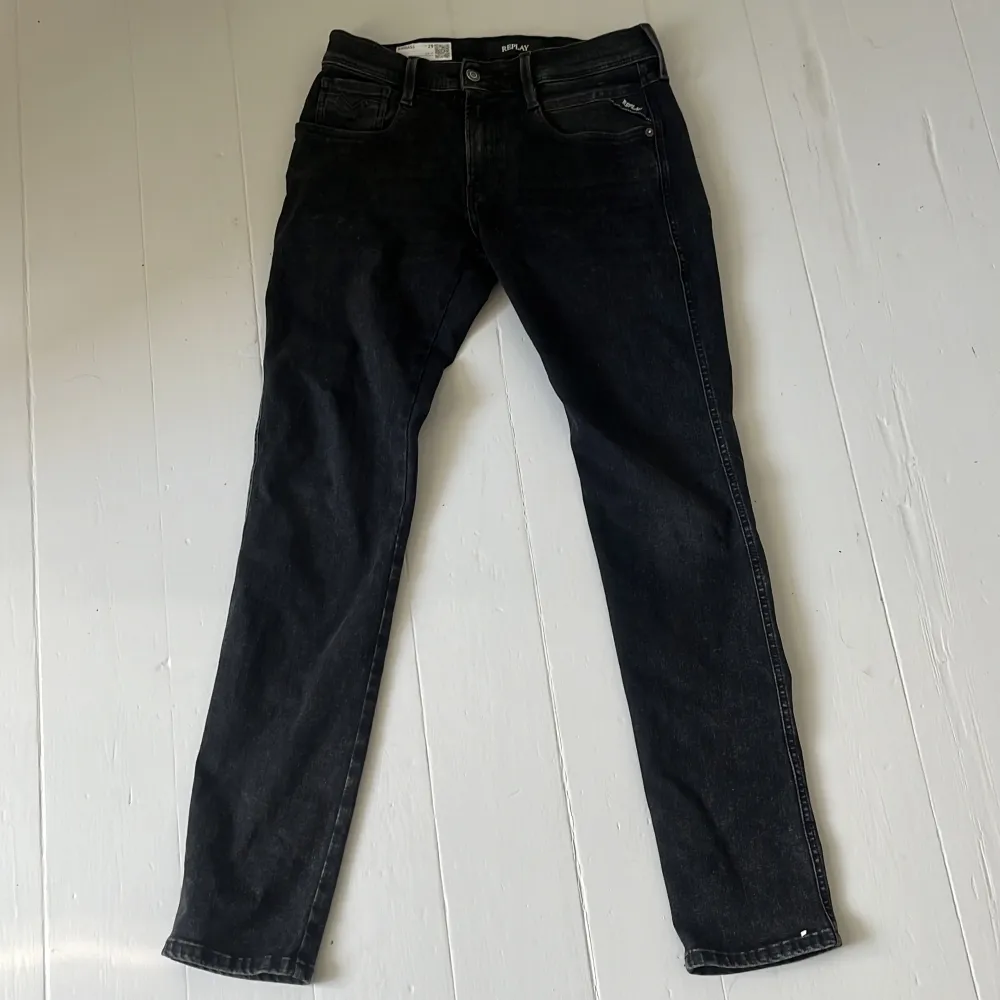 Säljer nu mina replay jeans som jag endast använt 1 gång. Byxorna har inga defekter alls och är i riktigt bra skick! Storlek 29 och de satt något kort på mig som är ca 183cm, passar 170-181 skulle jag uppskatta! Nypris runt 1500kr! . Jeans & Byxor.