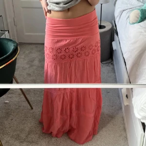 Lågmidjad långkjol - Så fin Lågmidjad långkjol i en jätte fin färg. Lång på mig som är 168💕💕