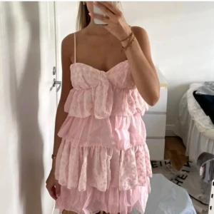 rosa volangklänning - Säljer min super fina volangklänning, använd endast en gång💗