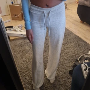 Gina tricot mjukisbyxor - Moderna ljuggråa mjukisbyxor från Gina med låg midja och utsvängda ben. Otroligt sköna. Använda ca 10 ggr, bra skick🩶
