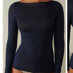 Intimissimi tröja  - Säljer min blåa Intimissimi tröja då den inte används längre. Den är använd men i bra skick. Egna bilder kan man såklart få.❤️