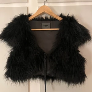  Päls bolero - Säljer denna då den inte kommer till användning💕 skriv till mig för mer bilder eller information
