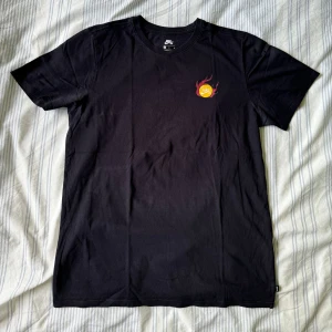 Nike T-shirt - En riktigt fet t-shirt från Nike med snygga tryck fram och bak! Trycket fram är lite slitet annars är t-shirten i superfint skick. 