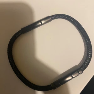 Armani armband - Säljer ett armani armband då det inte kommer till användning. Armbandet är magnetiskt.