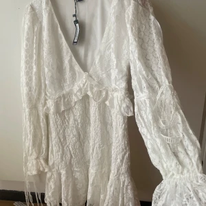 Studentklänning/ vit klänning långärmad  - Helt ny