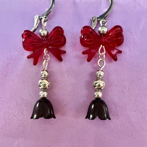 Vampire coquette örhängen❤️🩶🖤 - Söta örhängen gjorda av mig, i rostfritt stål❤️🩶🖤