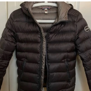 Colmar jacka  - Säljer min Colmar jacka i storlek XS. Inga defekter på jackan. Skriv för fler bilder💕