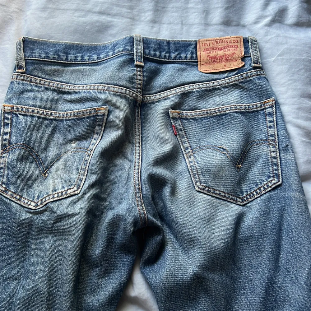 Skit snygga Levis jeans, ett par vintage jeans som är lite små slitna nere vid fötterna och fickorna som får dem att se snyggare ut. Storleken är 34/30 och har en baggy passform . Jeans & Byxor.