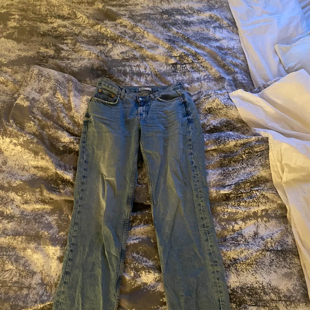 Jätte snygga lågmidjade jeans från Gina tricot som inte blivit använda mycket och nu använder jag de aldrig, därav att jag säljer de. Inga defekter, utan bara lite skrynkliga då de legat i garderoben länge.. Jeans & Byxor.