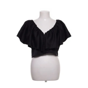 Ginatricot topp - Snygg topp från ginatricot som är köpt second hand nyligen!! Säljer då den var för stor på mig. Kan gå ner i pris vid snabb affär! Skriv för fler bilder❤️ 