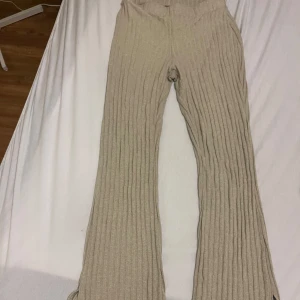 Ribbade byxor - Ribbade byxor i beige. Storlek S. Använda några gånger.