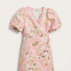 Klänning m puffärm - Omlott klänning m puffärm. 