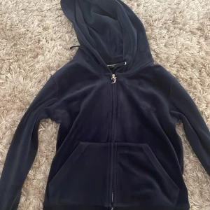 Juicy Couture - Stl XS bra skick, den ser helt ny ut förutom att berlocken på dragkedjan är lite rostig. 