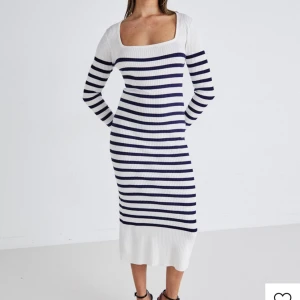 Randig klänning från Gina🌟 - Säljer denna fina vardagsklänningen då den tyvärr inte kommer till användning🌟Väldigt stretchig o enbart använd fåtal tillfällen