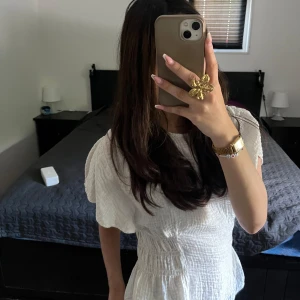 Vit blus  - Säljer denna fina blusen från H&M i storlek S! Den är använd ett antal gånger💕 