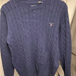 Kabelstickad Gant - Storlek S, använd ca 5 gånger. Nyskick.