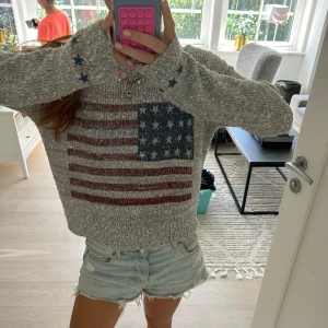 Stickad tröja med usa flagga - Oklart vart den är ifrån, köpt second hand. ”Sliten” look men i bra skick. 