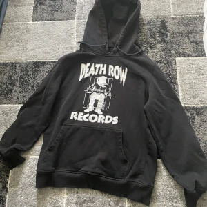 Deatrow hoodie  - Använt ett år gånger storlek M 