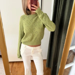 Stickad tröja - Köptes för typ två år sen och är i bra skick, har tyvärr inte använts så mycket men det är perfekt nu i sommar.