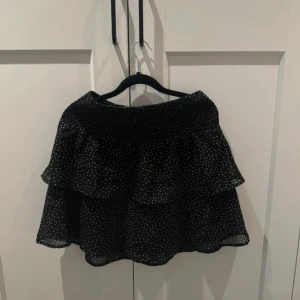 Prickig kjol - Trendig kjol från Only