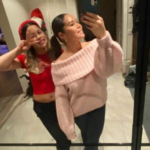 Rosa off-shoulder tröja - INTRESSEKOLL💕 Vill sälja min fina rosa off-shoulder tröja från Gina. HELT NY, endast använd 1 gång💕