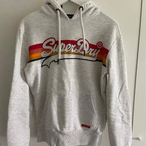 En superdry hoodie! Endast använd ett fåtal gånger. Pris kan diskuteras! Hör av dig om du har någon fråga!