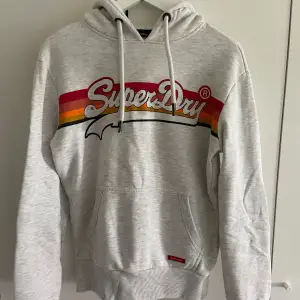 En superdry hoodie! Endast använd ett fåtal gånger. Pris kan diskuteras! Hör av dig om du har någon fråga!