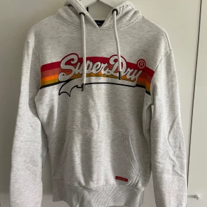 Hoodie  - En superdry hoodie! Endast använd ett fåtal gånger. Pris kan diskuteras! Hör av dig om du har någon fråga!