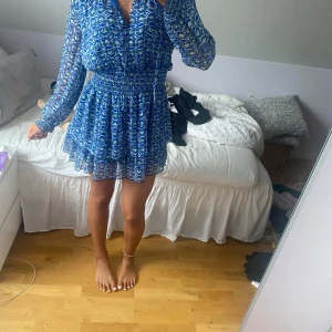 Zara klänning  - Jättefin klänning att ha utomlands från zara.  Knappt använd. 150+ frakt.